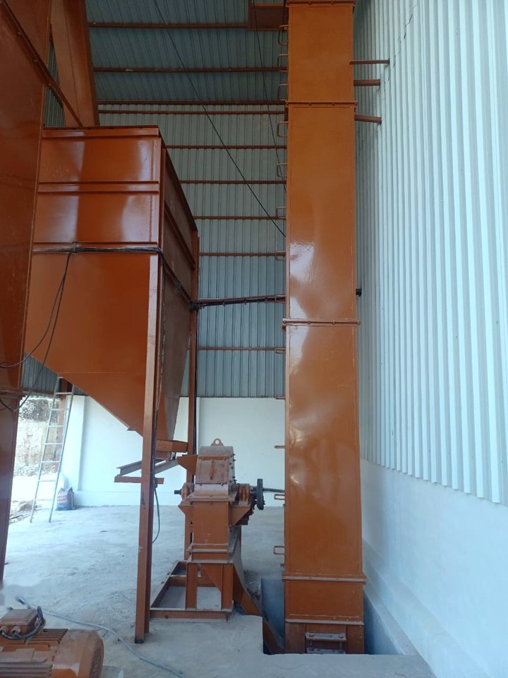 Descendicator with feed hopper and vertical bucket-elevator casing in red-oxide primer